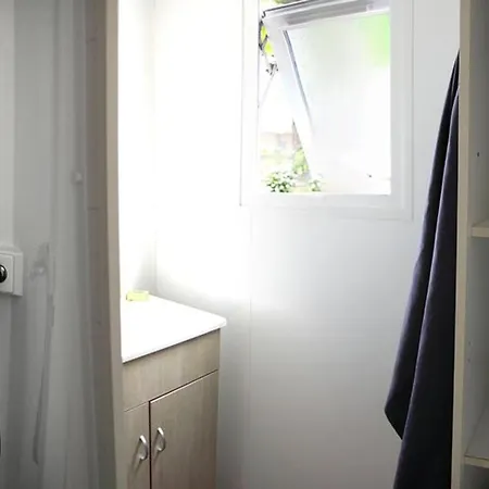 مكان تخييم Mobil Confortable Avec Terrasse A - Api-1-52-478