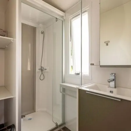 مكان تخييم Mobil Confortable Avec Terrasse A - Api-1-52-478 *